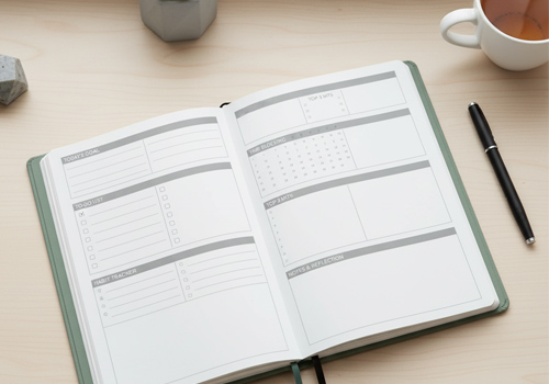 Journal de productivite sur une table