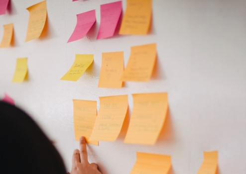 Tableau blanc avec des post-it