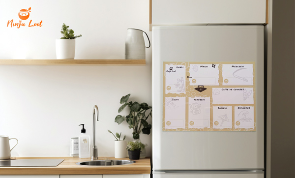 Frigo dans une cuisine avec le tableau magnétique Ninja Loot